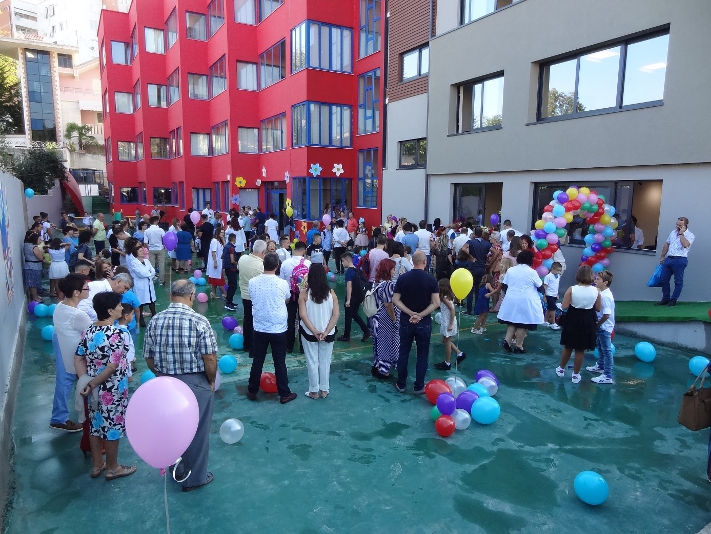 Ecole Victor Hugo  Tirana, le jour de la rentre.